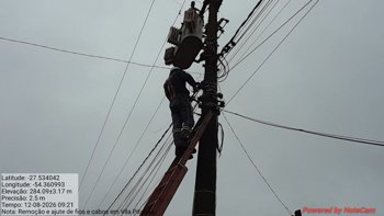 Prefeitura realiza limpeza e retirada de fios em desuso