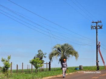 Prefeitura realiza limpeza e retirada de fios em desuso