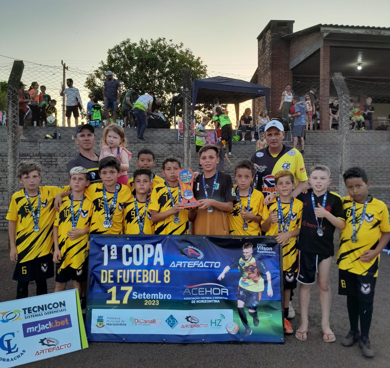Escolinha Municipal de Esportes Águia Negra se destaca mais uma vez.