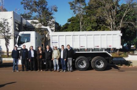 Prefeitura adquire novo caminhão basculante