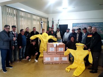 APICULTORES DE S&Atilde;O MARTINHO RECEBEM CAIXAS DE ABELHAS E EQUIPAMENTOS DE PROTE&Ccedil;&Atilde;O