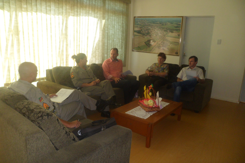 Prefeita Araci Zelia Kolling Irber recebe visita do Corpo de Bombeiros