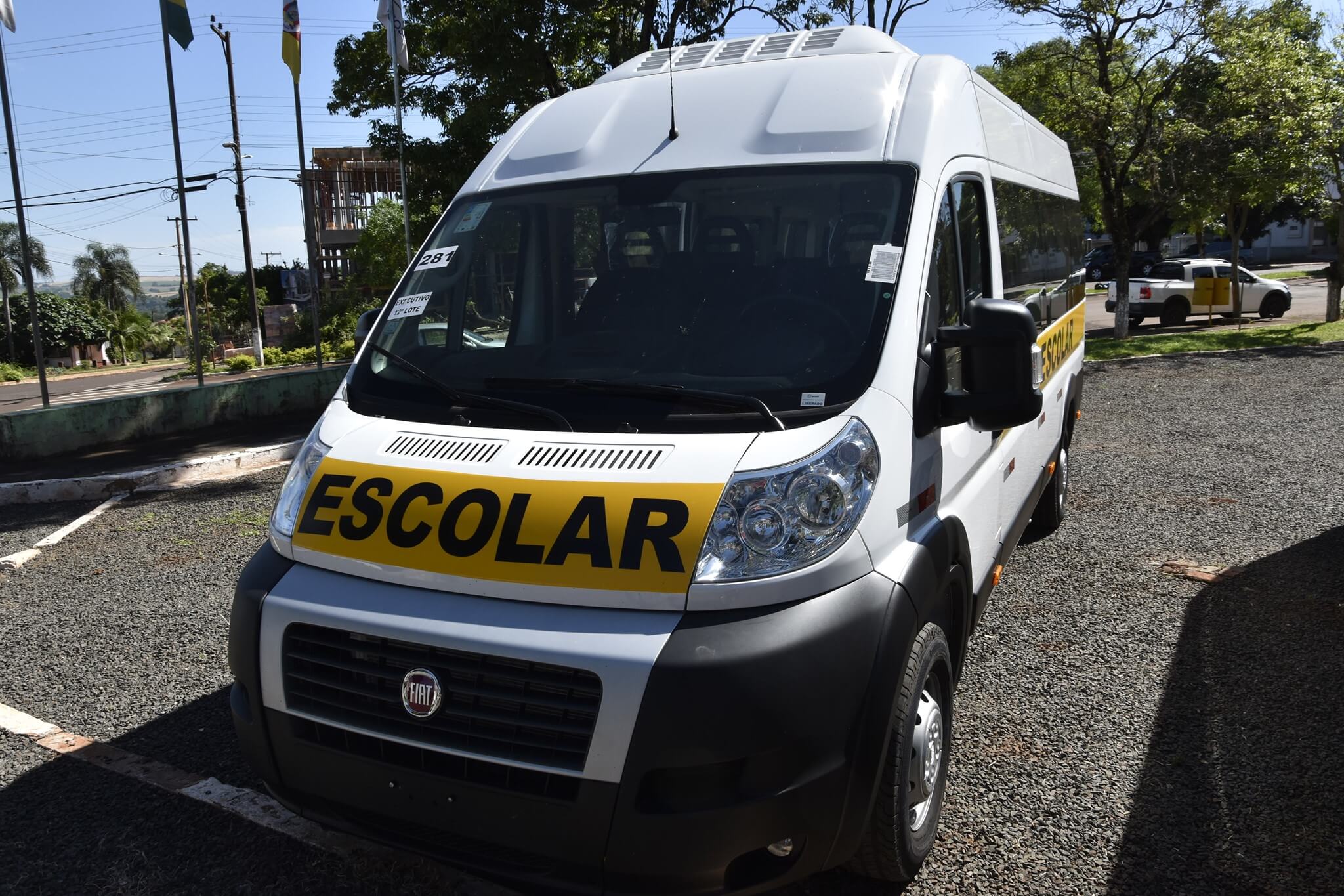 Veículo novo para o transporte escolar