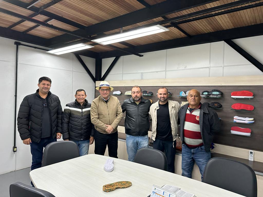 PREFEITO E VEREADORES VISITAM EMPRESA CALÇADISTA EM CAMPO BOM