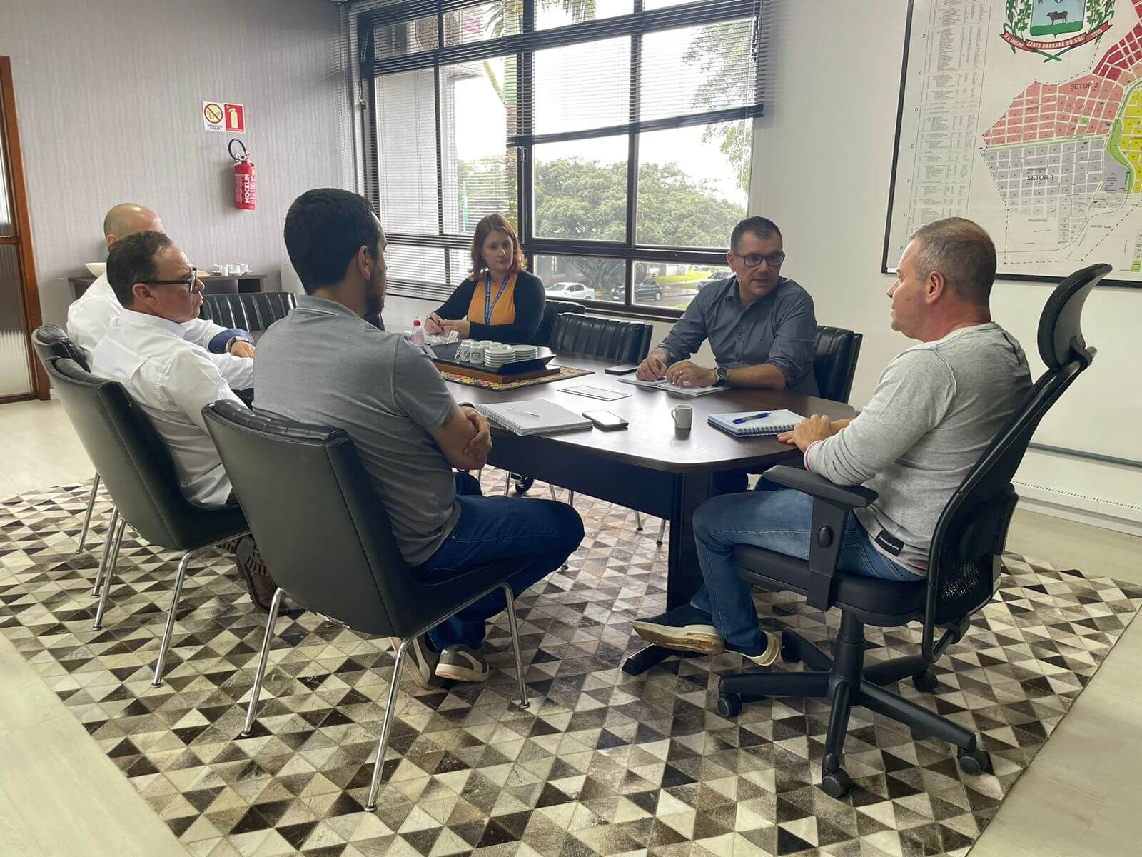<p>O prefeito M&aacute;rio Filho, acompanhado do engenheiro Civil do munic&iacute;pio Kaoe Tesche e da fiscal de Meio Ambiente Rosana Donato, recebeu os gestores da Corsan Aegea para reuni&atilde;o de alinhamento de trabalho</p>