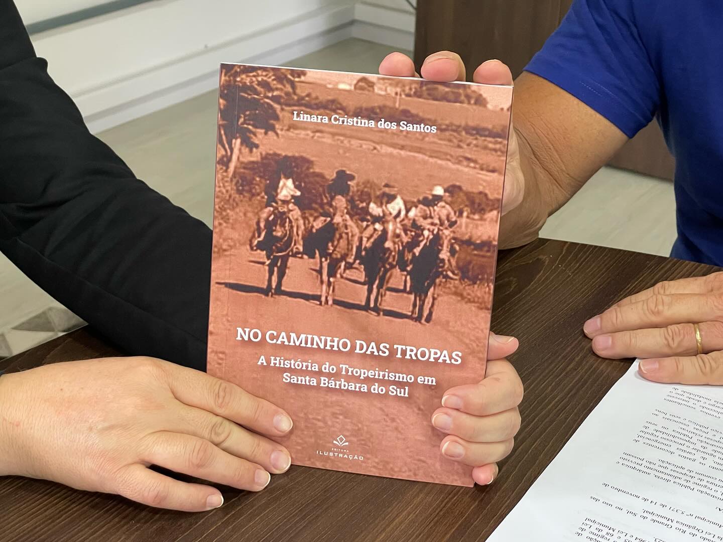 A historiadora Linara Cristina dos Santos entregou ao prefeito Mário Filho na manhã exemplar de seu livro “No Caminho das Tropas - A história do tropeirismo em Santa Bárbara do Sul”, produzido pela Editora Ilustração e voltado à didática