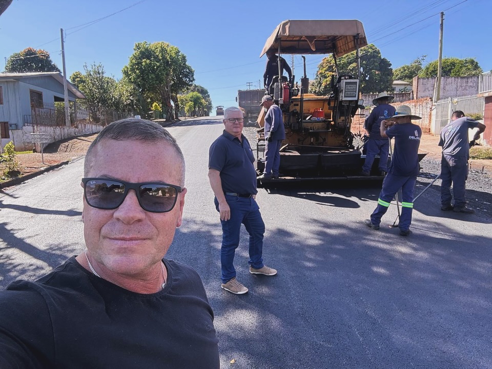 <p>Registro do prefeito Mario Filho, no acompanhamento das obras de pavimento da Rua Castro Alves.</p>