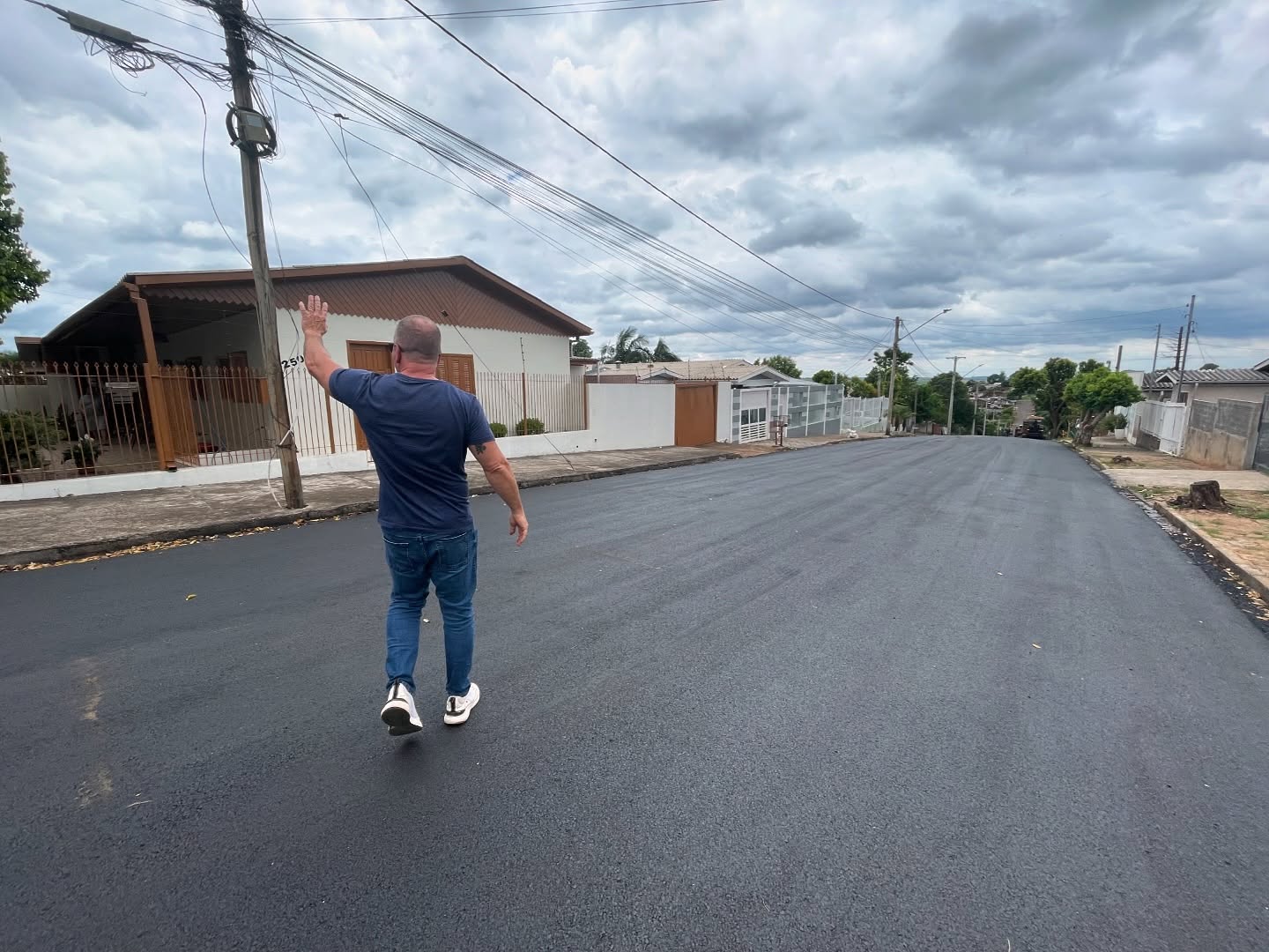 <p>Rua Alcides Neves recebeu a t&atilde;o importante pavimenta&ccedil;&atilde;o asf&aacute;ltica.</p>