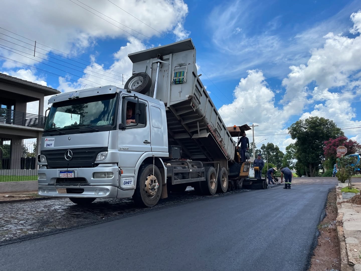 <p>Prefeito M&aacute;rio acompanhou as obras de pavimenta&ccedil;&atilde;o asf&aacute;ltica de mais duas vias, as ruas Em&iacute;lia Rosa e Tuiuti.</p>