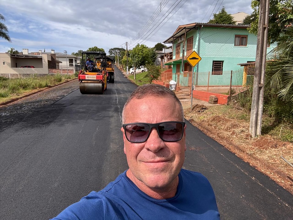 <p>A Rua Arthur Ver&iacute;ssimo recebeu pavimenta&ccedil;&atilde;o asf&aacute;ltica quase que em sua totalidade.</p>