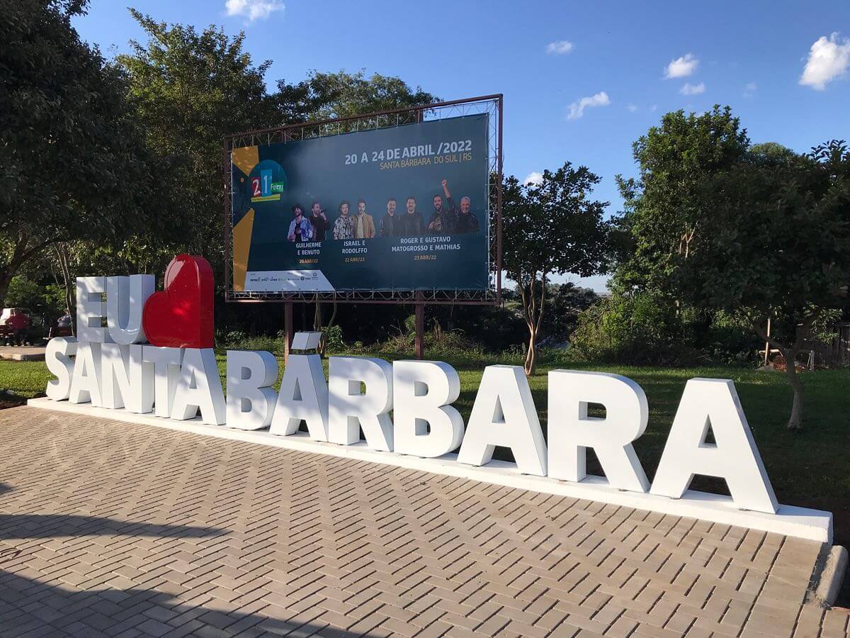 Novo totem com as inscrições “Eu amo Santa Bárbara”