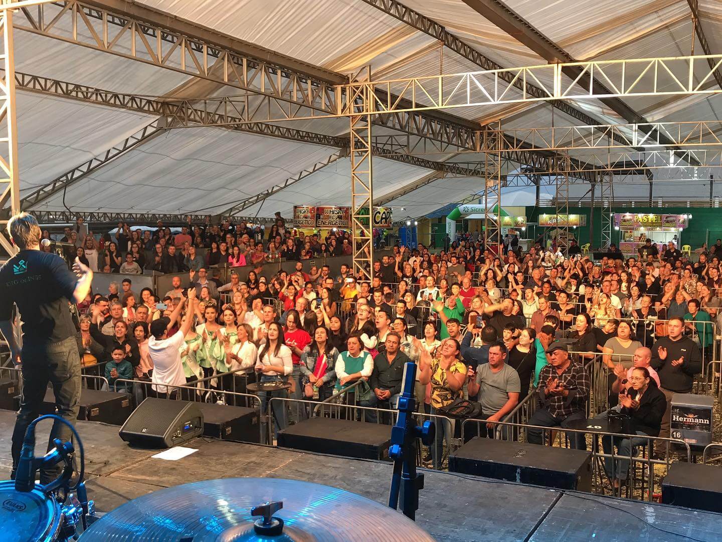 Atração gospel reuniu centenas na arena de shows da Feicas