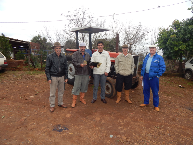 Prefeito José Ruben faz entrega de Trator ao Sindicato Rural de Itacurubi