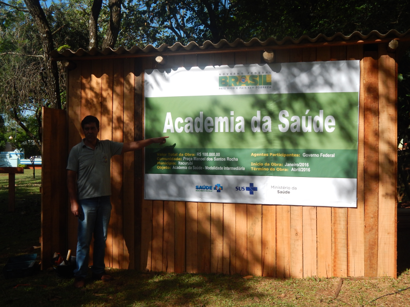 O Prefeito José Rubem comemora o inicio das obras da academia ao ar livre 