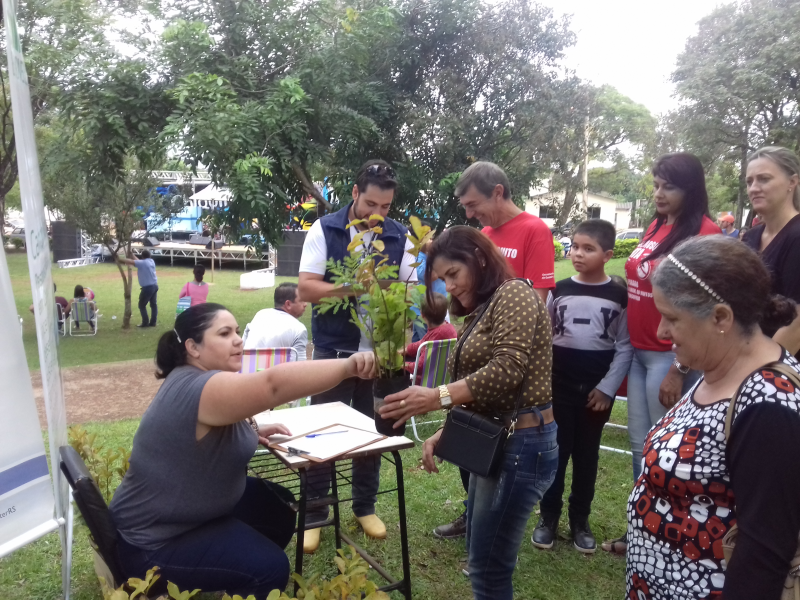 DISTRIBUIÇÃO DE MUDAS NA PRAÇA MUNICIPAL