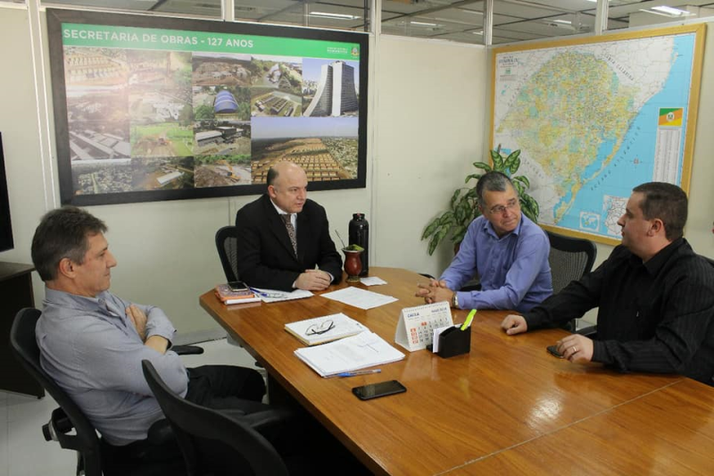 Reunião do prefeito com o Secretario Estadual de Obras, Saneamento e Habilitação.