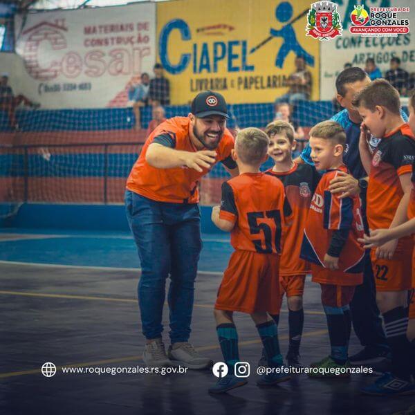 <p>ADMINISTRA&Ccedil;&Atilde;O MUNICIPAL DE ROQUE GONZALES CELEBRA CRESCIMENTO DA ESCOLINHA MUNICIPAL DE FUTSAL</p>