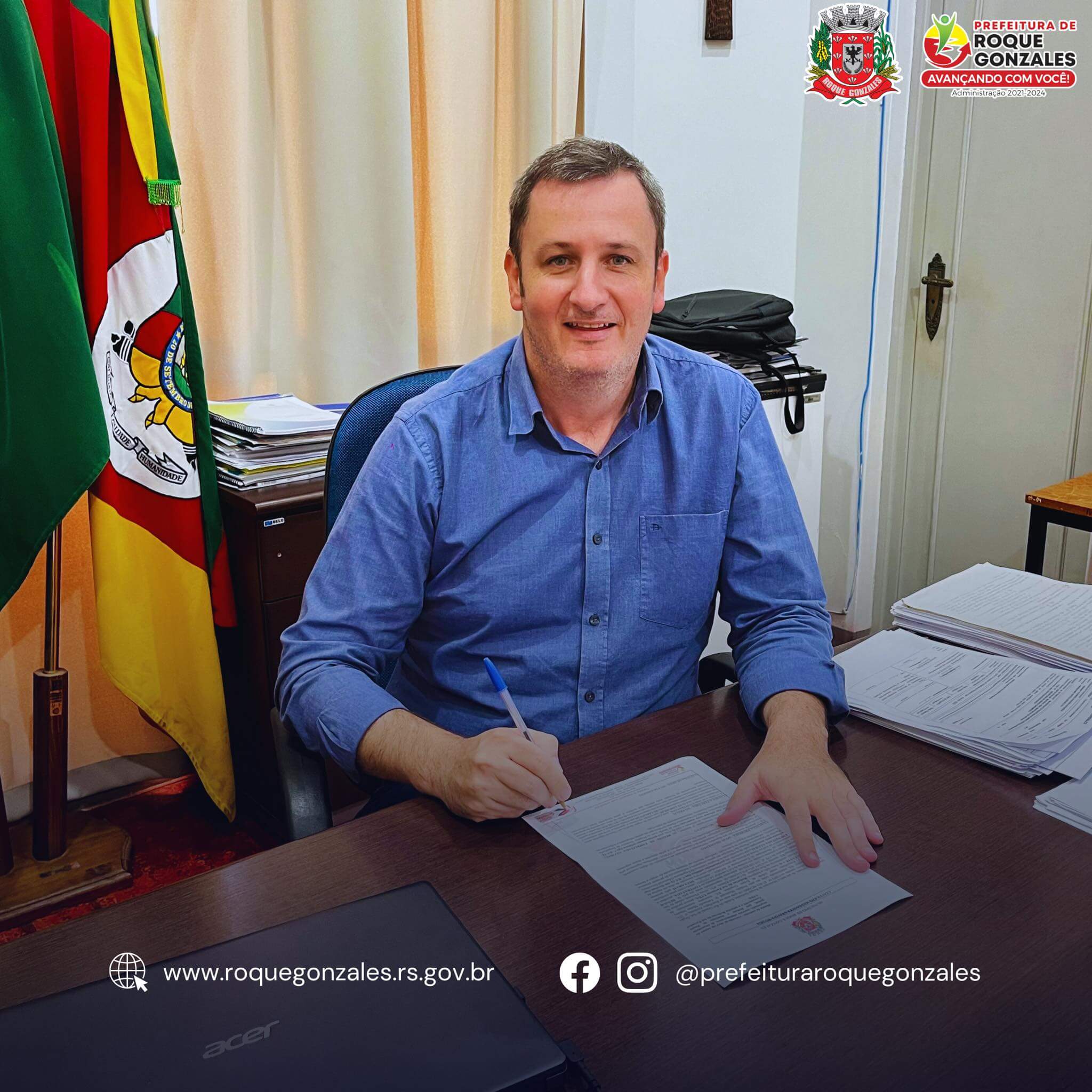 <p>ROQUE GONZALES AVAN&Ccedil;A: CONTRATO PARA ASFALTAMENTO &Eacute; ASSINADO PELO PREFEITO</p>