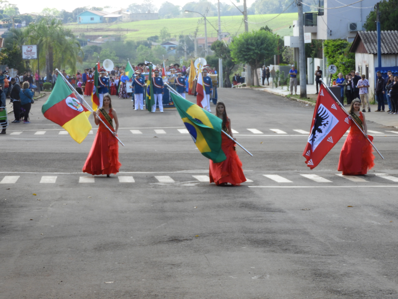 ROQUE GONZALES REALIZOU DESFILE CÍVICO E FARROUPILHA