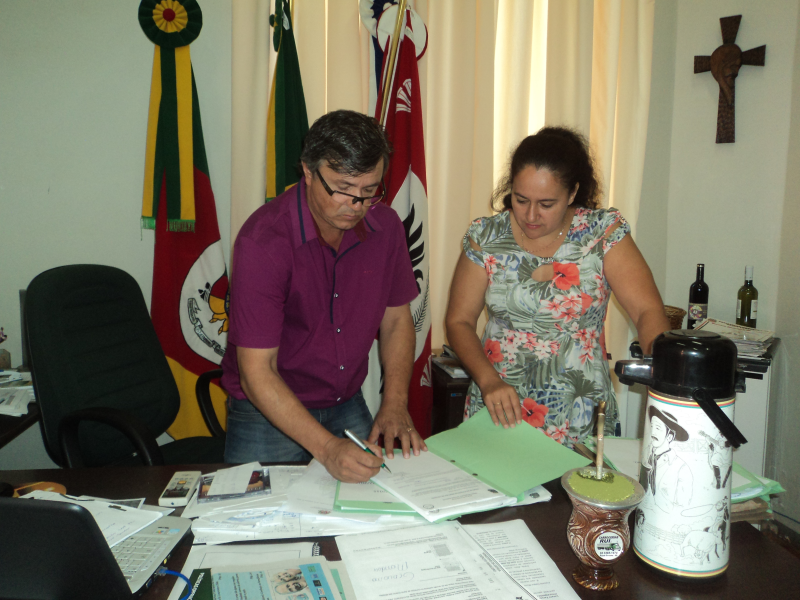 PREFEITO HOMOLOGA LICITAÇÃO DE PRAINHA.