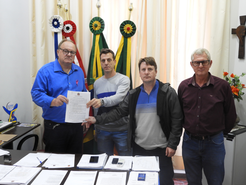 PREFEITO ASSINA CONTRATO DE REFORMA DA COBERTURA DA QUADRA DA EMEF SANTO ANTÔNIO DE PÁDUA