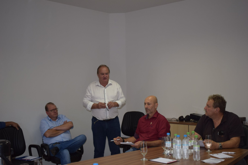 PREFEITO PARTICIPA DE REUNIÃO DA DIRETORIA DA AMM