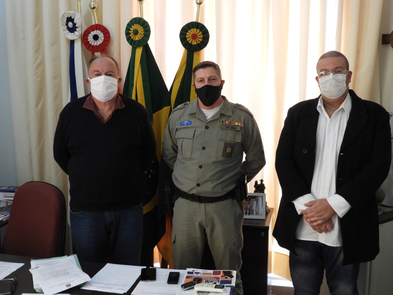 PREFEITO RECEBE VISITA DE DESPEDIDA DO TENENTE JÂNIO ALMEIDA