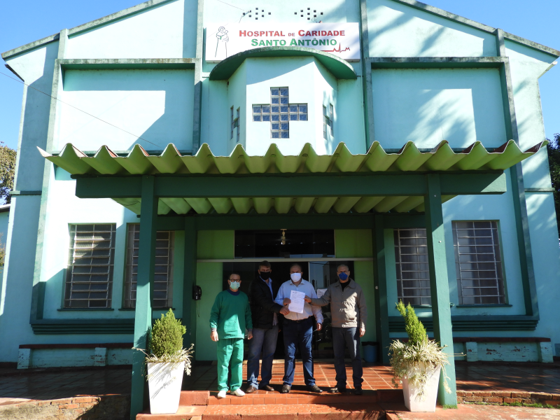 PREFEITO PARTICIPA DE ENTREGA DE EPIs AO HOSPITAL 