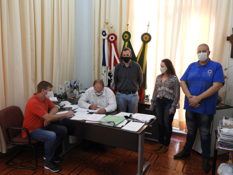 ASSINA ORDEM DE SERVIÇO PARA PAVIMENTAÇÃO ASFÁLTICA 