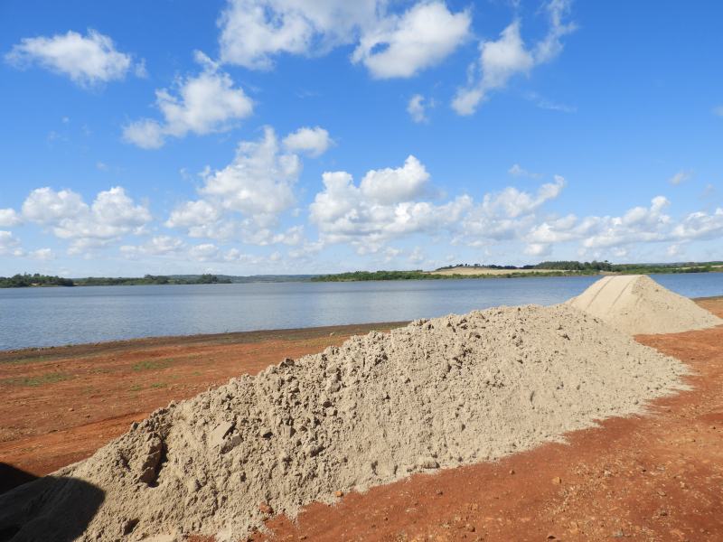 PRIMEIRAS CARGAS DE AREIA CHEGANDO NA PRAINHA