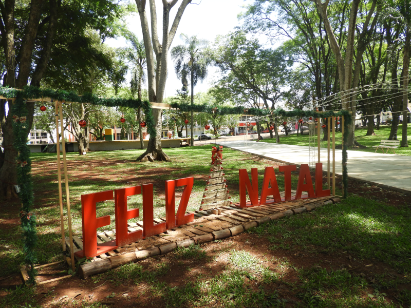 DECORAÇÃO NATALINA É INSTALADA NA PRAÇA 