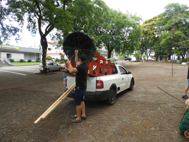 DECORAÇÃO NATALINA COMEÇOU A SER RETIRADA NESTA QUARTA-FEIRA