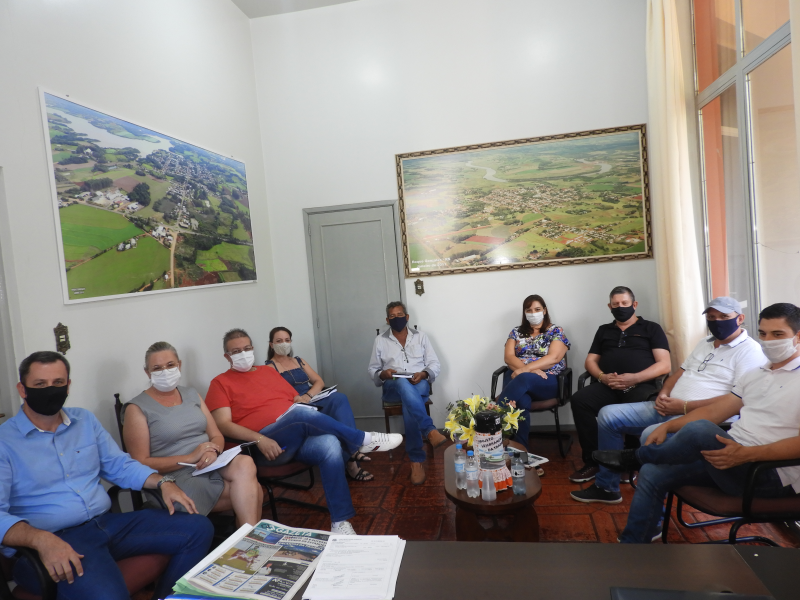 PREFEITO E VICE REALIZAM REUNIÃO DE TRABALHO COM OS SECRETÁRIOS MUNICIPAIS