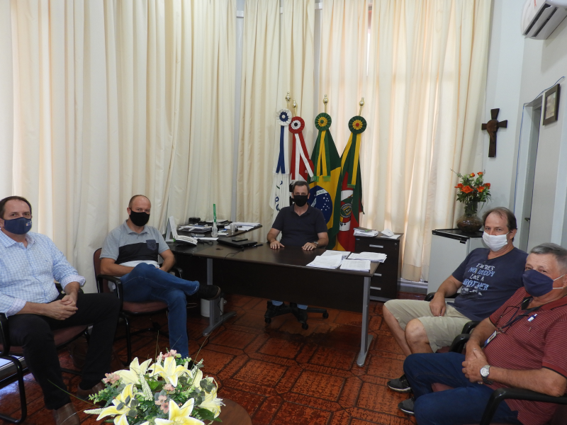 PREFEITO RECEBE VISITA DO GERENTE ADJUNTO DA EMATER