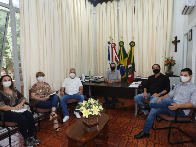  PREFEITO MUNICIPAL RECEBE EM SEU GABINETE REPRESENTANTES DO PT 