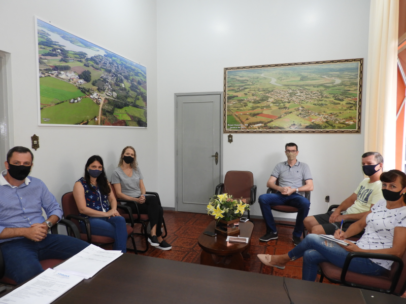 PREFEITO MUNICIPAL PARTICIPA DE UMA REUNIÃO COM A DIRETORIA DA APROMURG