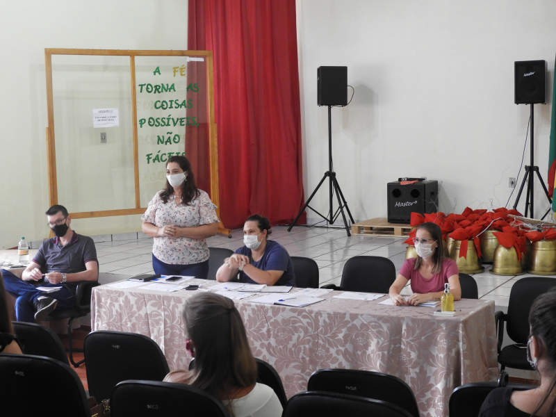 Secretaria de Educação realiza reunião com diretores e vices da rede municipal