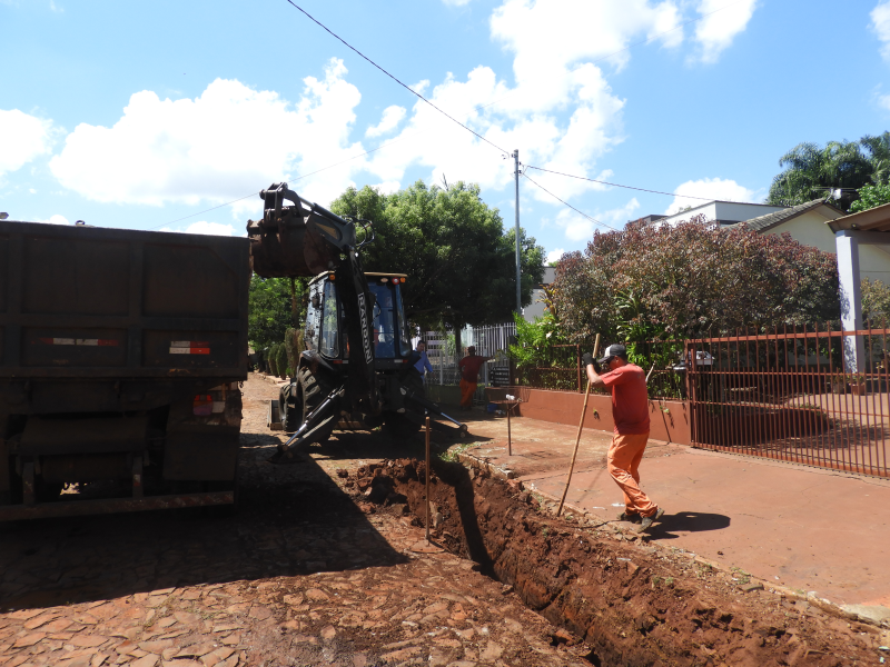  PREFEITURA INICIA OBRAS DE DRENAGEM PARA FUTURA PAVIMENTAÇÃO NA RUA MONSENHOR WOLSKI