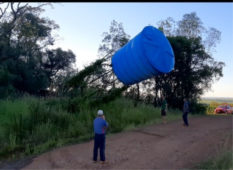 Está sendo realizada a substituição da caixa de água da Linha Dona Helena