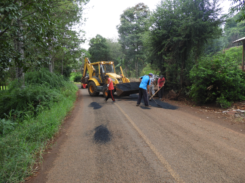 Prefeitura realiza serviços de recuperação do asfalto da comunidade Salto Pirapó