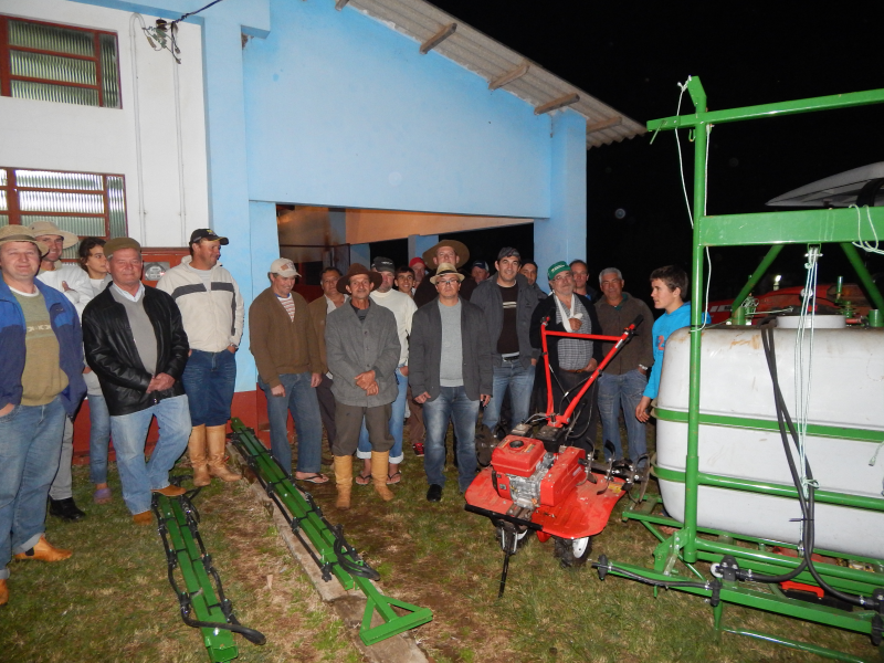 ASSOCIAÇÃO DE PEQUENOS PRODUTORES RURAIS RECEBE EQUIPAMENTO AGRÍCOLA.