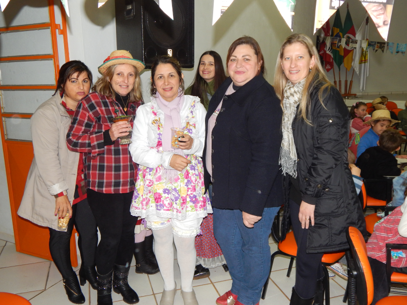 SÃO JOÃO NA REDE ESCOLAR DE ROQUE GONZALES.