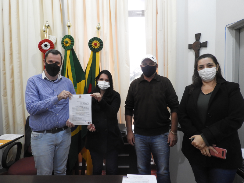 MUNICÍPIO ASSINA TERMO DE COOPERAÇÃO PARA PUBLICAÇÃO DE OBRA LITERÁRIA