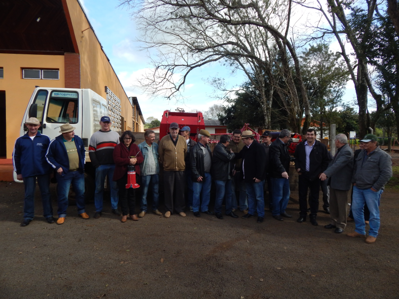ASSOCIAÇÕES DE PEQUENOS PRODUTORES RURAIS RECEBEM EQUIPAMENTOS AGRÍCOLAS.