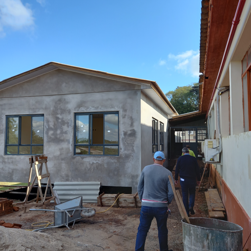 Obras das novas salas de aula da Escola Municipal Santo Antônio de Pádua continuam em ritmo acelerado