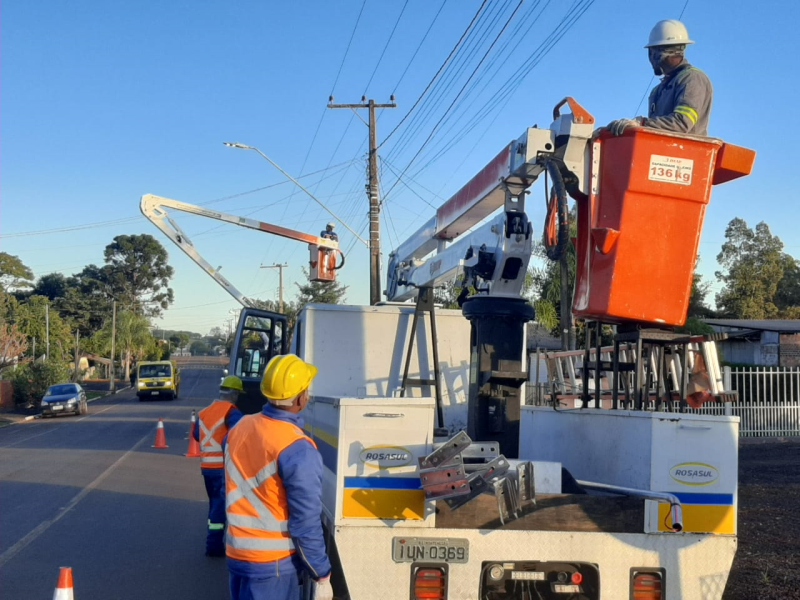 Prefeitura inicia troca de lâmpadas comuns por lâmpadas de LED no município