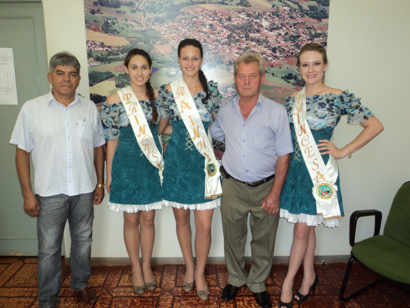 SOBERANAS VISITAM O GABINETE DO PREFEITO