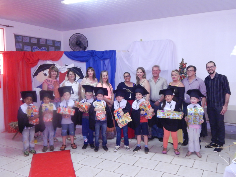 FORMATURA NA ESCOLA MUNICIPAL  MARTIN LUTHER.