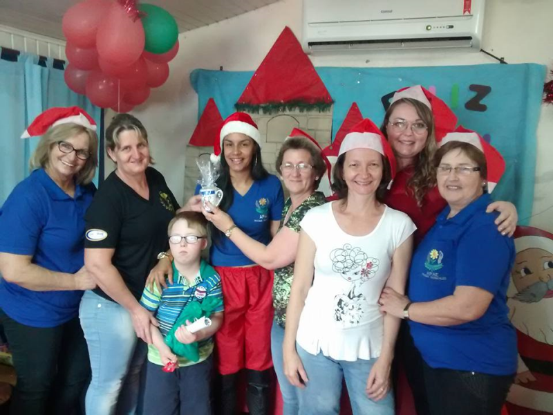 APAE DE ROQUE GONZALES ENCERRA ATIVIDADE PARA 2015.