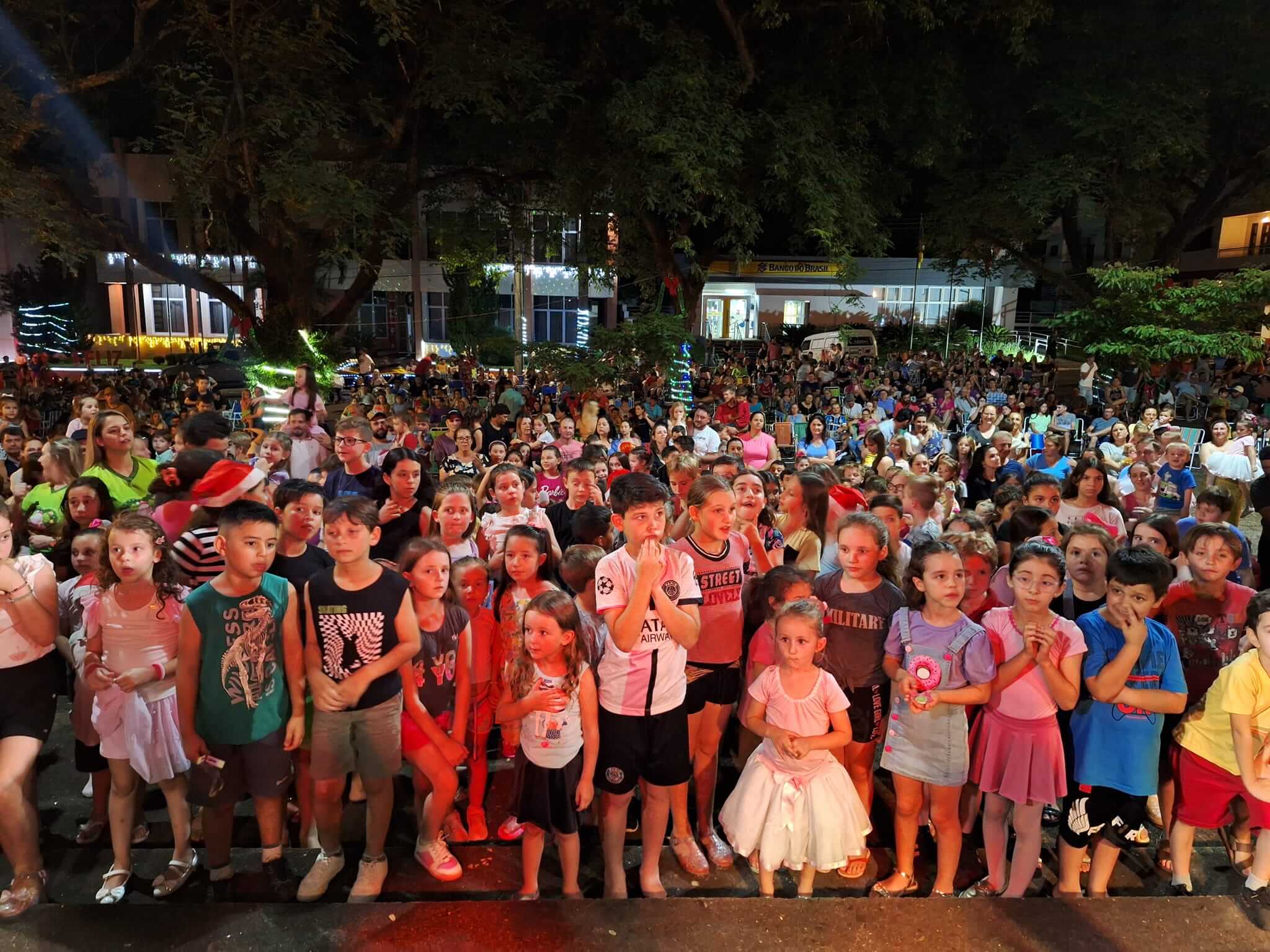 <p>ABERTURA NATAL LUZ DOS ANJOS COM CHEGADA DO PAPAI NOEL FOI UM GRANDE SUCESSO</p>
